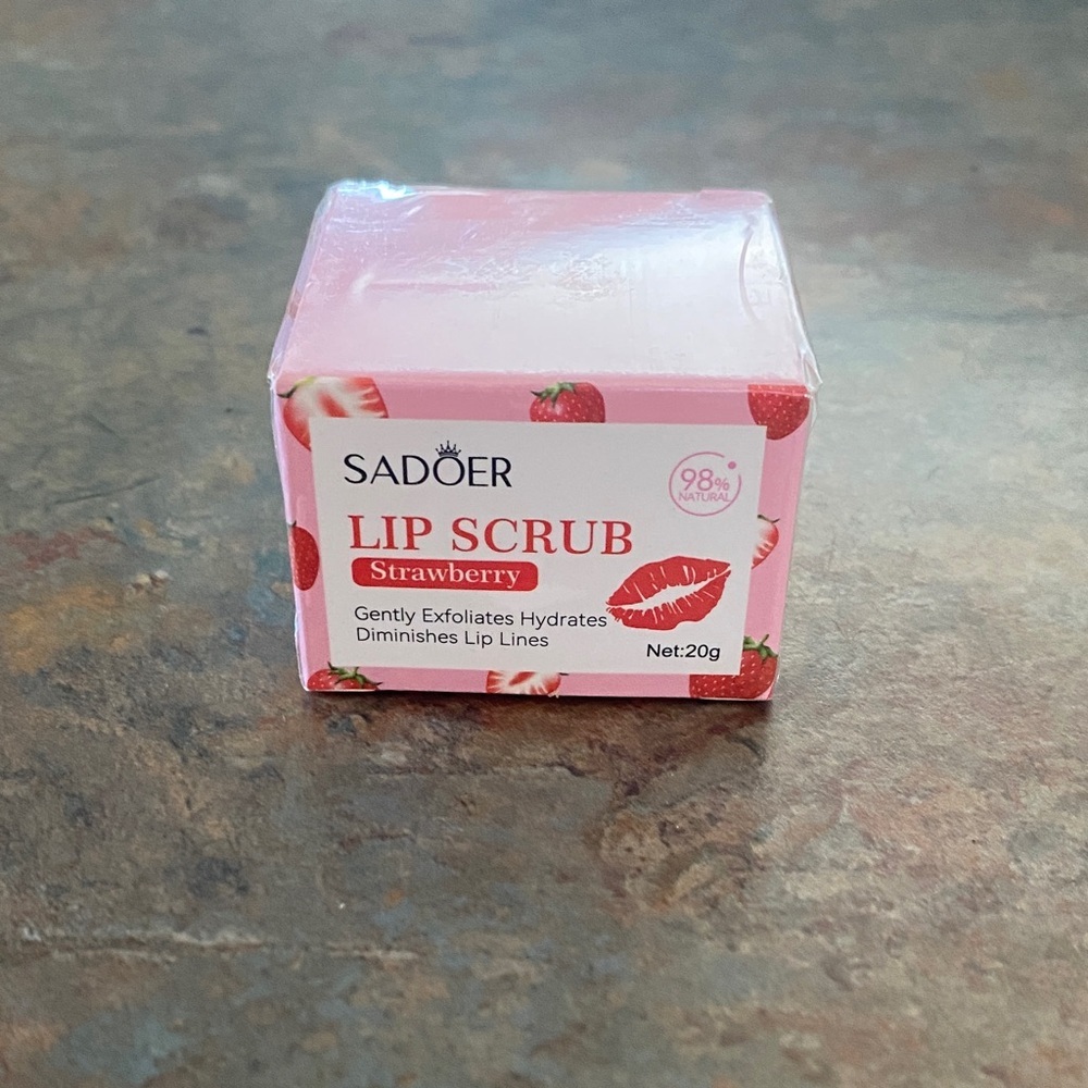 Sadoer Strawberry Lip Scrub - Pink NIP